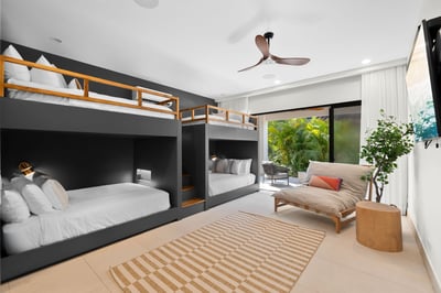 Kids Suite: Queen Bunkbeds, AC & TV – Level 1