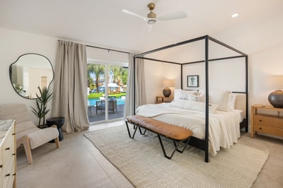 Uno: primary suite with king bed, direct outdoor access and en suite bathroom.