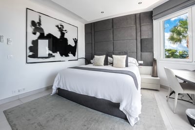 Luxury Villa Photo #35