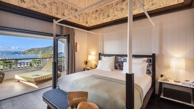 Bedroom 2: On the main level. A king size bed, air conditioning, ceiling fan, HD-TV, safe, dres