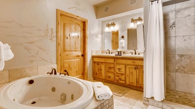 Triple Queen room ensuite with jetted tub