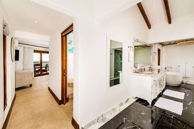Luxury Villa Photo #35