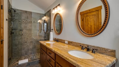 King ensuite, upper level