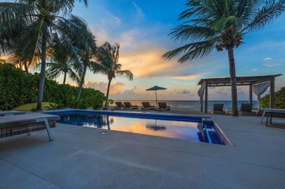 Luxury Villa Photo #4