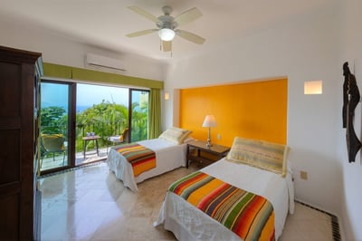 Luxury Villa Photo #32