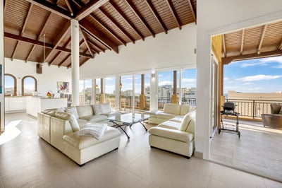 Luxury Villa Photo #16