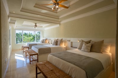 Luxury Villa Photo #32