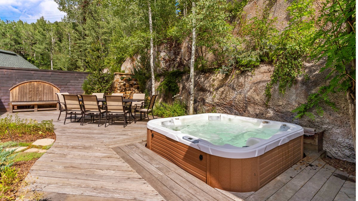 Private hot tub and patio dining area in summer - Image 36