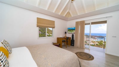 Bedroom 2: King size bed, air conditioning, HD-TV, Apple TV, dressing room, programmable safe. Adjoi