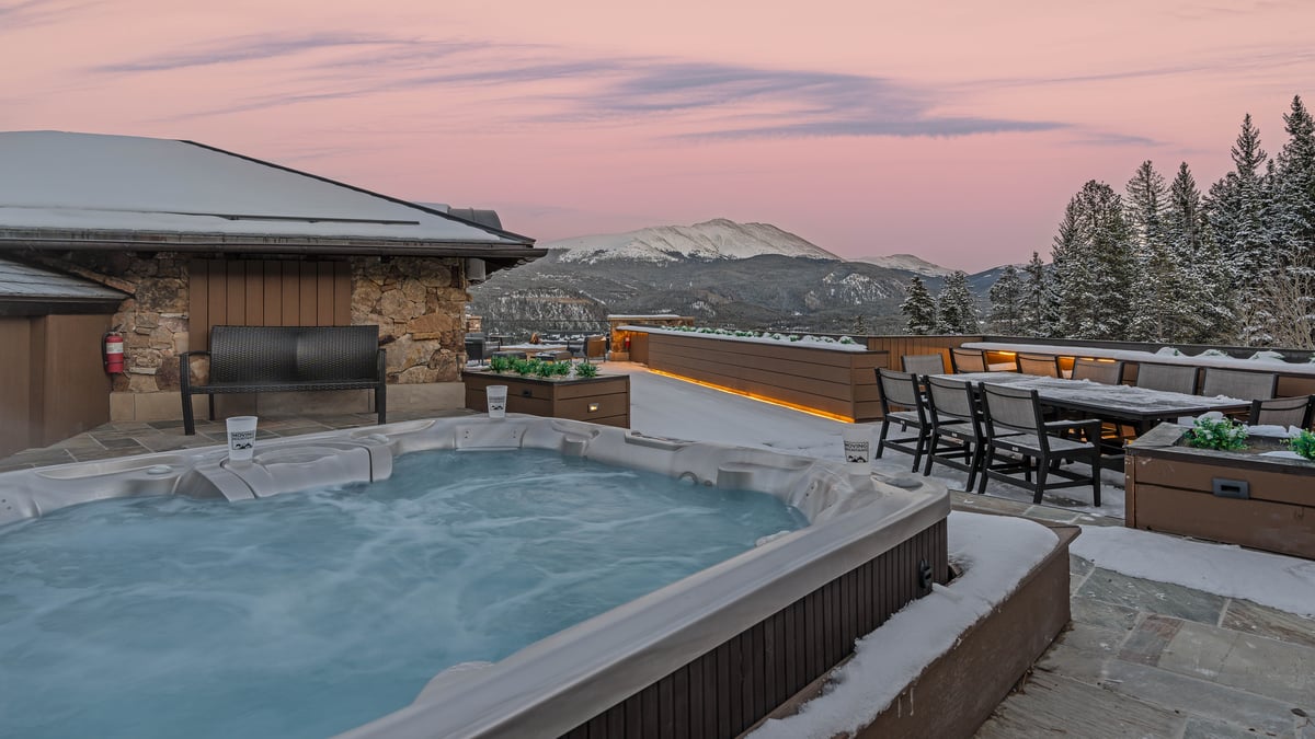 Rooftop hot tub with breathtaking views - Image 7