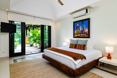 #2. King Bed  Ensuite Bathroom Smart TV, AC, Ceiling Fan.