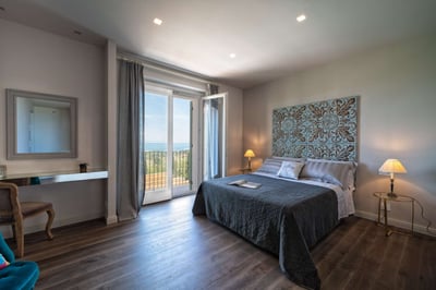 Luxury Villa Photo #18