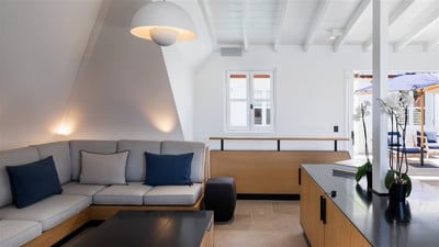 Living Area: Air conditioning, HD-TV, Netflix, Apple TV, Dish Network, Canal Satellite. 