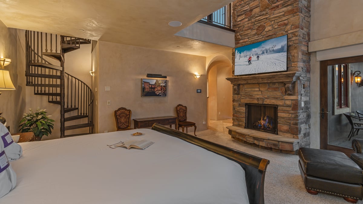 Primary king suite with fireplace and ensuite, upper level - Image 36