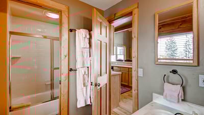 Queen bedroom, ensuite bathroom