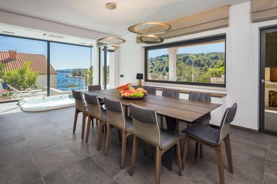 Luxury Villa Photo #25