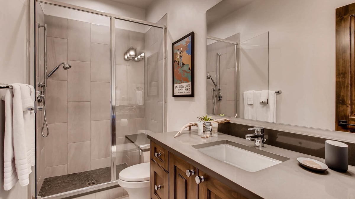 King suite 2 on lower level ensuite - Image 32
