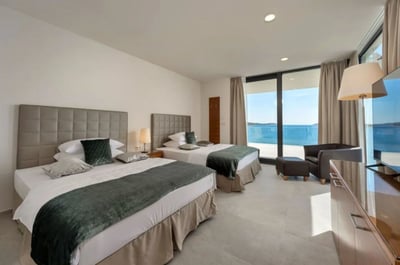 Luxury Villa Photo #22