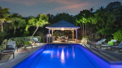 By Night: Modern and chic outdoor lightings.
 