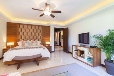 Luxury Villa Photo #16