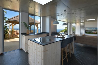 Kitchen: Fully equipped. Electric oven, gas stove, microwave, refrigerator, mixer, centrifuge, freez