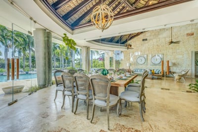 Luxury Villa Photo #16