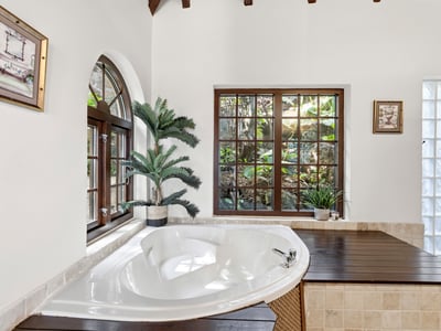 Luxury Villa Photo #26