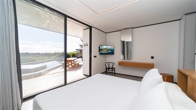 Bedroom 1: Air conditioning, king size bed, HD-TV with American satellite, safe. En-suite bathroom, 