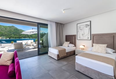 Luxury Villa Photo #32