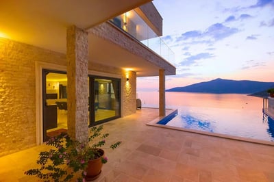 Luxury Villa Photo #3