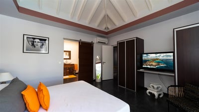 Bedroom 2: King size bed, air conditioning, HD-TV, Apple TV, safe. Ensuite bathroom (shared with bed