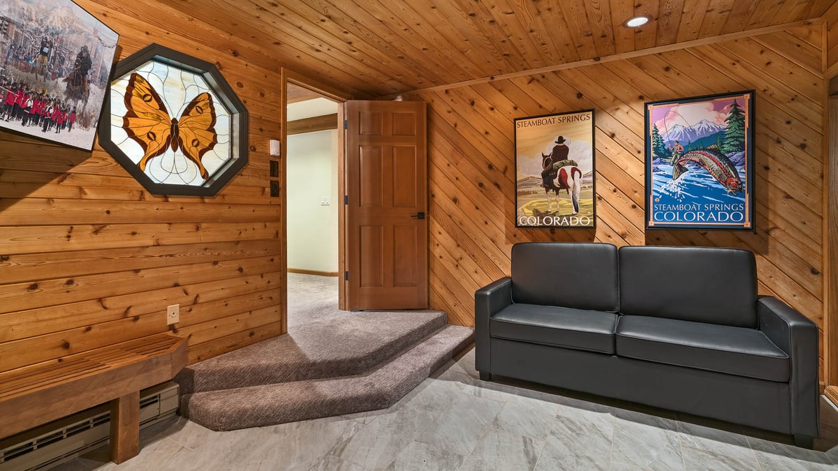 Glacier Lodge West - sitting room by hot tub - Image 32