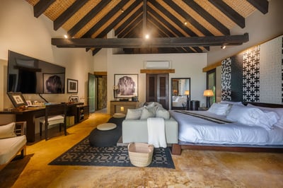 Luxury Villa Photo #37