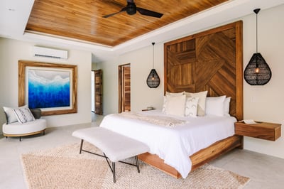 Primary Suite 2: King Bed, AC - Level 2