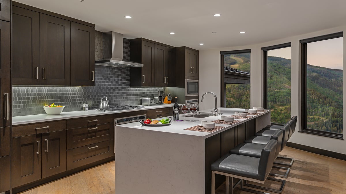 Gourmet kitchen with breakfast bar seating - Image 6