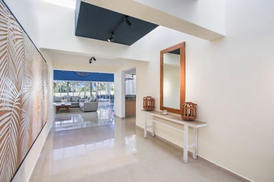 Luxury Villa Photo #25