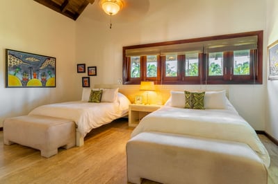 Luxury Villa Photo #32
