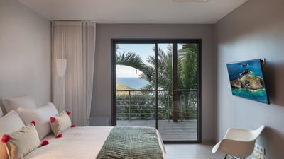 Bedroom 6: Smaller guest room, ideal for teens or staff member. Queen size bed, air conditionin