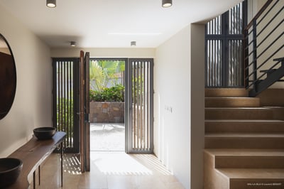 Indoors: Entrance on the lower level, with corridors. This access on the main level is by indoor sta