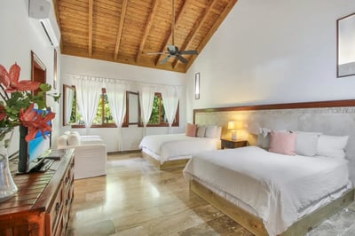 Luxury Villa Photo #30