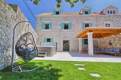 Luxury Villa Photo #2