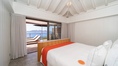 Bedroom 2: On the main level. King size bed, air conditioning, HD-TV with Apple TV, Dish Networ