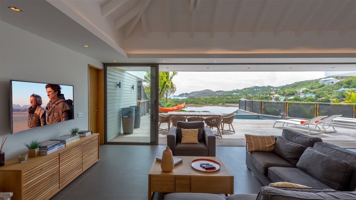 Living Area - Image 17