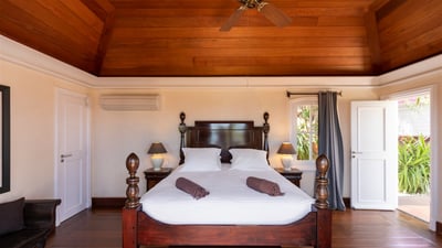 Bedroom 1: King size bed, air conditioning, HD-TV, Canal Satellite, safe, dressing. Ensuite bat