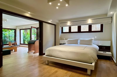 Luxury Villa Photo #32