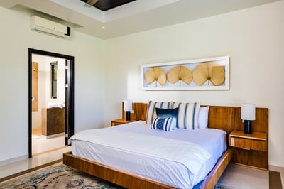 #1. King Bed, AC, Ceiling Fans, Smart TV, Ensuite Bathroom, Pool View!