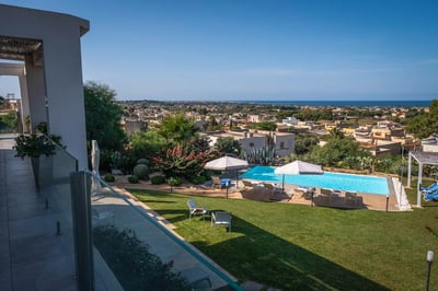 Luxury Villa Photo #9