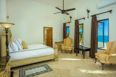 Luxury Villa Photo #28
