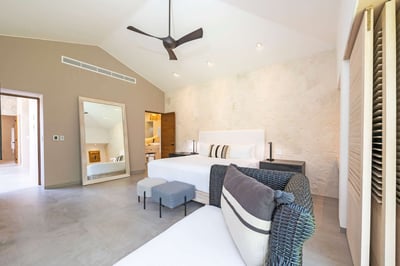 Luxury Villa Photo #17