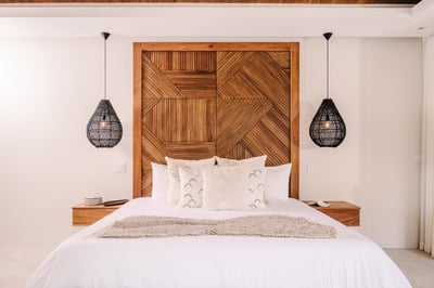 Primary Suite 2: King Bed, AC - Level 2